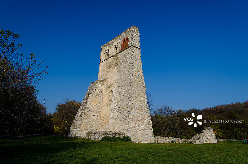 仰视视角：晴朗蓝天下的古老遗址图片素材