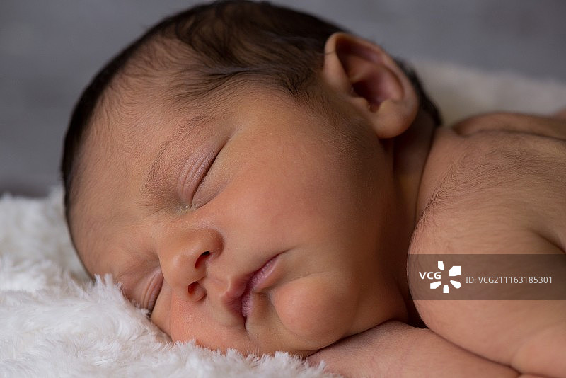 正在睡觉的婴儿肖像图片素材