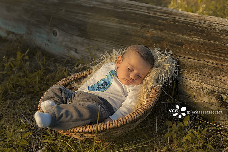 正在睡觉的男婴肖像图片素材