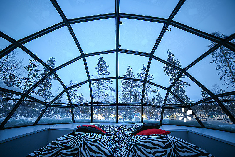 芬兰，玻璃小屋内部 Glass Igloo, Finland图片素材