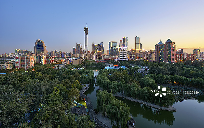 夕阳中的团结湖公园和CBD图片素材