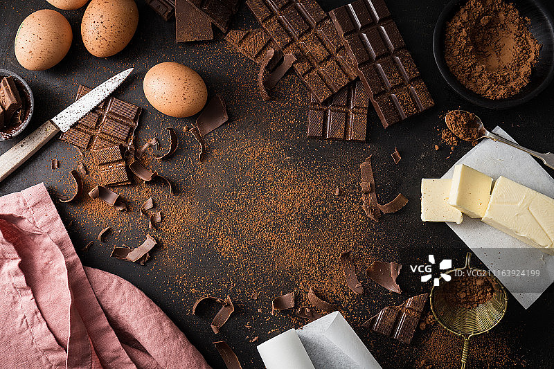 鸡蛋、巧克力棒、黄油和可可粉图片素材