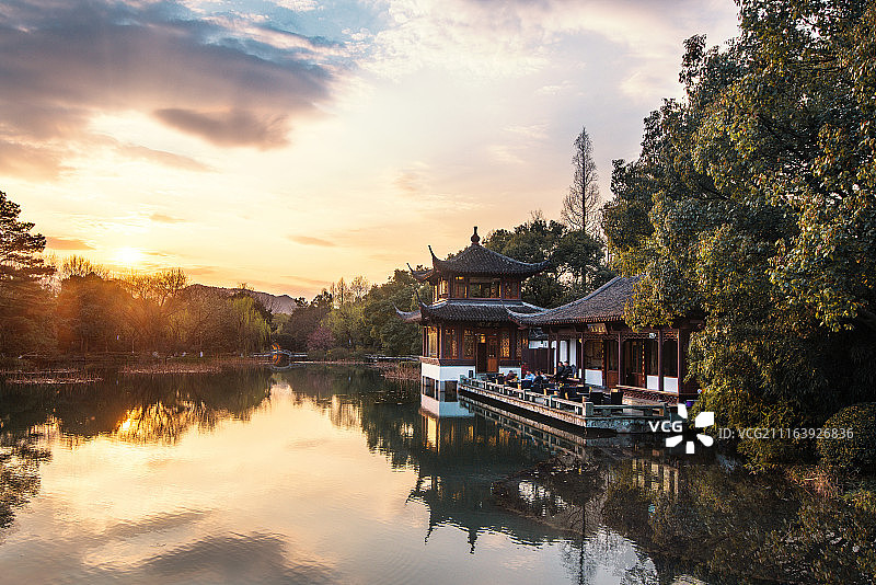 黄昏下的曲院风荷图片素材