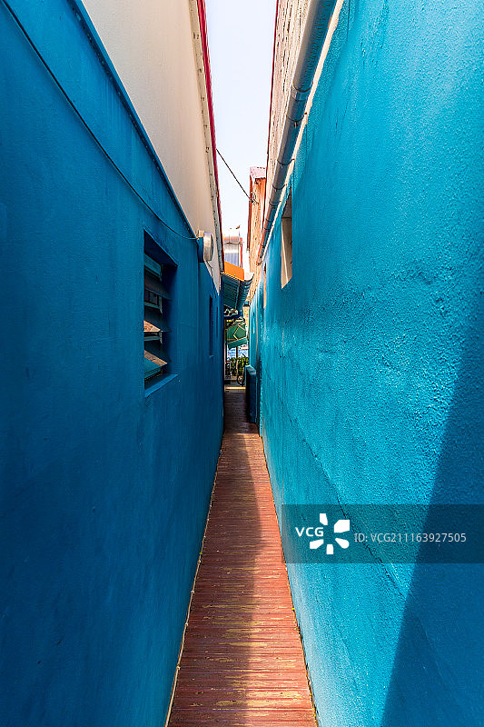 建筑物之间的狭窄小路图片素材