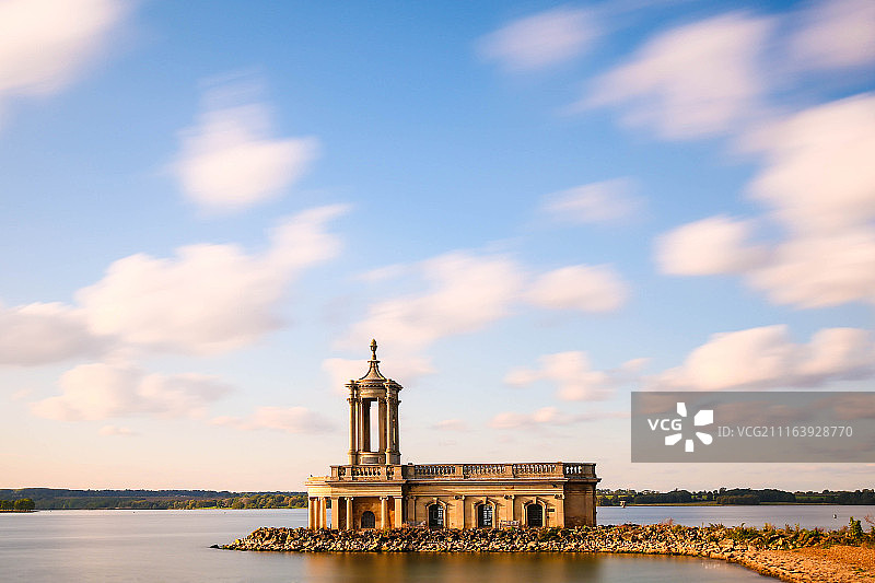 多云天空下的水边教堂图片素材