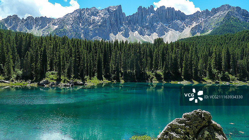 湖泊、森林和山脉景观图片素材