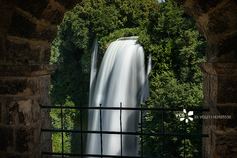 围栏后的瀑布景观图片素材
