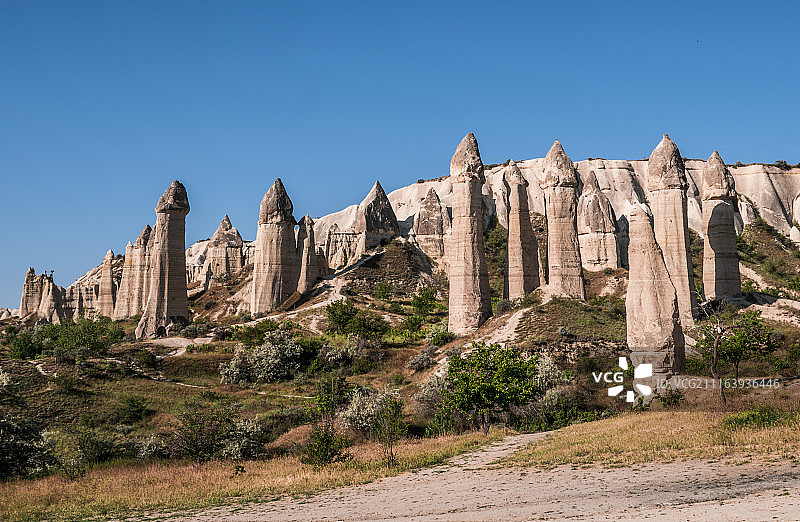 阳光明媚的日子里山坡上的纵向岩石景色图片素材