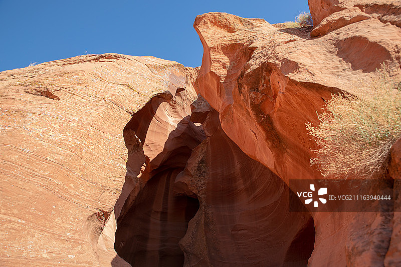 阳光明媚的岩层图片素材