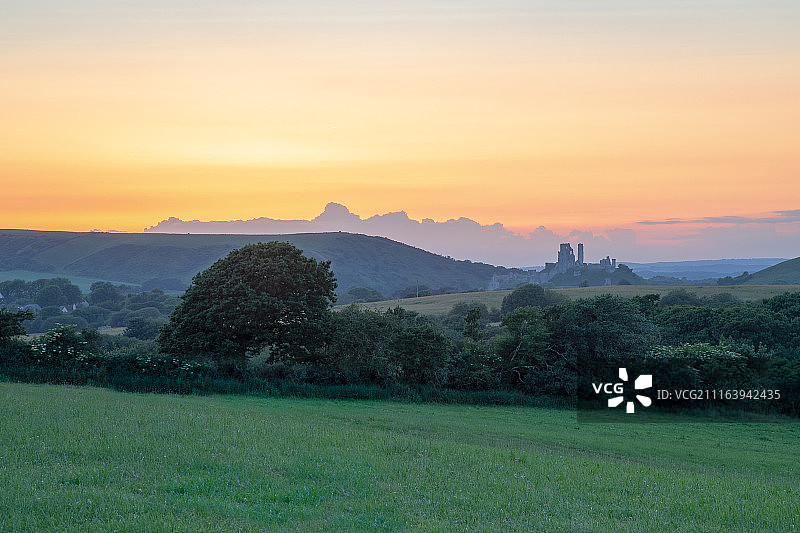 黄昏时分带有城堡遗址的高地景观图片素材