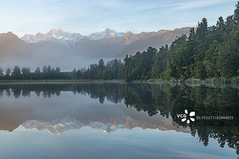 湖中倒映的山脉图片素材