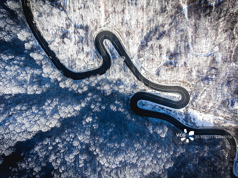 冬季森林公路航拍图片素材
