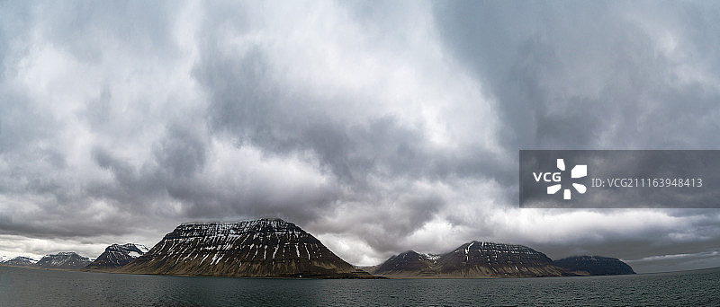 阴沉天空下的山区海岸线图片素材
