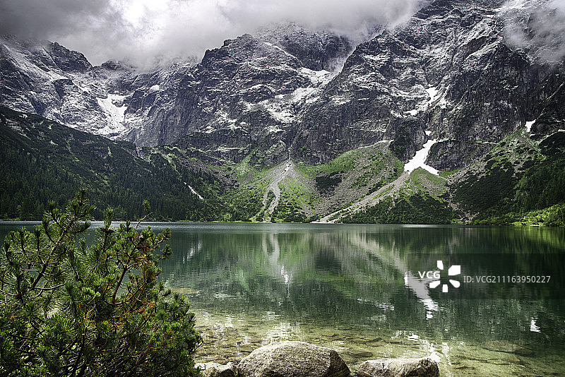 湖中倒映着白雪皑皑的山峰图片素材