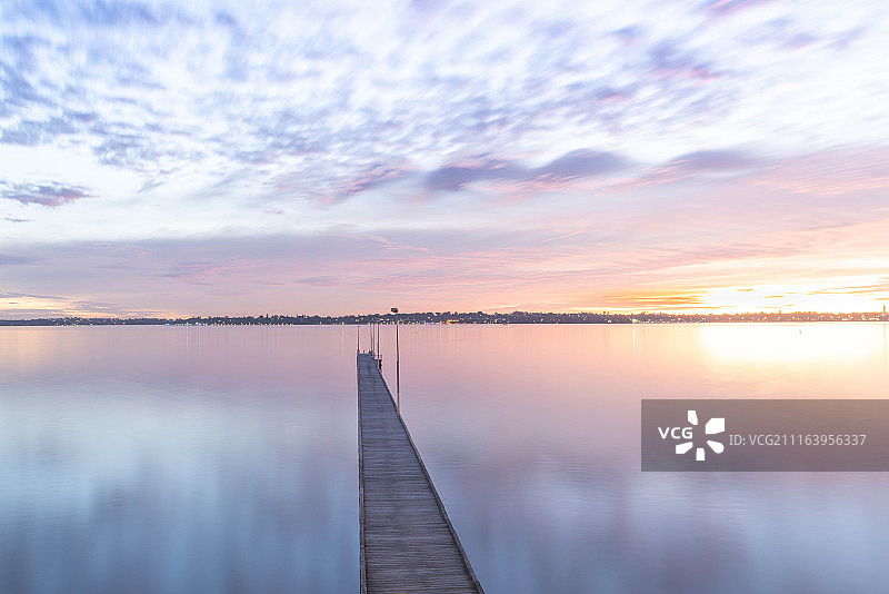 日落时分的河流与码头景色图片素材