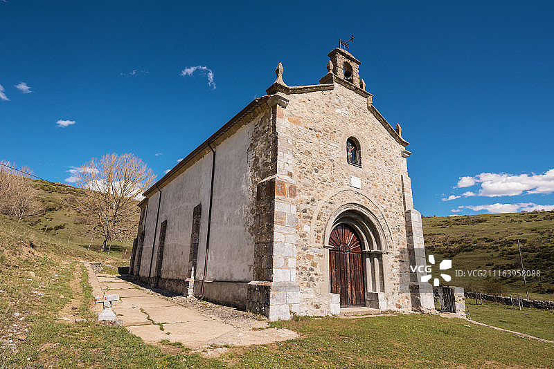 草坡上的小教堂图片素材