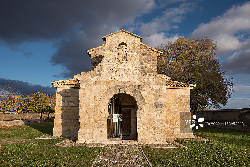 小型石砌教堂正面图片素材