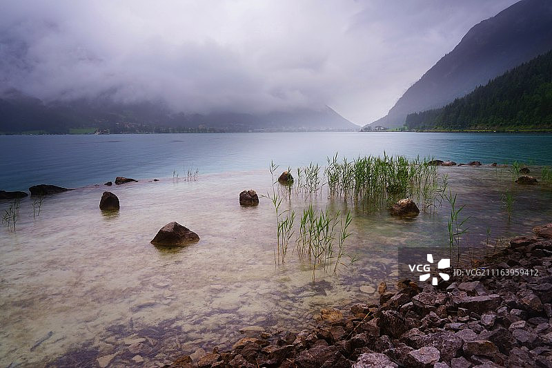 山中湖泊风光图片素材