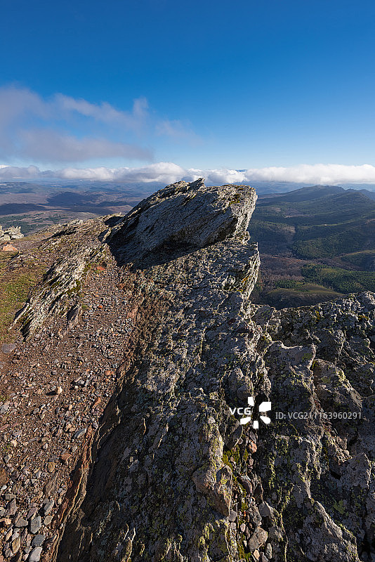山峰的航拍视角图片素材