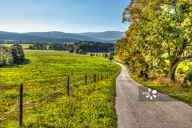 带道路的乡村风光图片素材