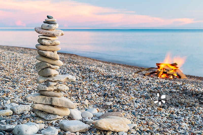 海滩上的岩石堆和篝火图片素材