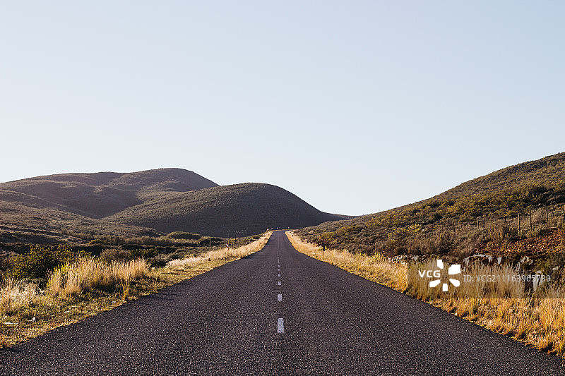 荒山中的公路图片素材