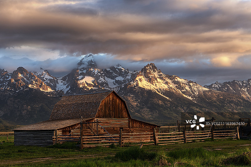 以山为背景的旧谷仓图片素材