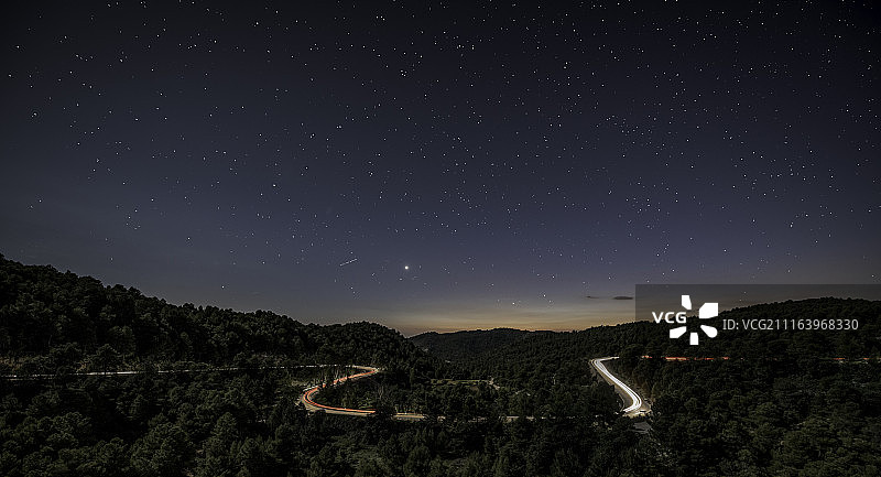 夜晚森林公路图片素材