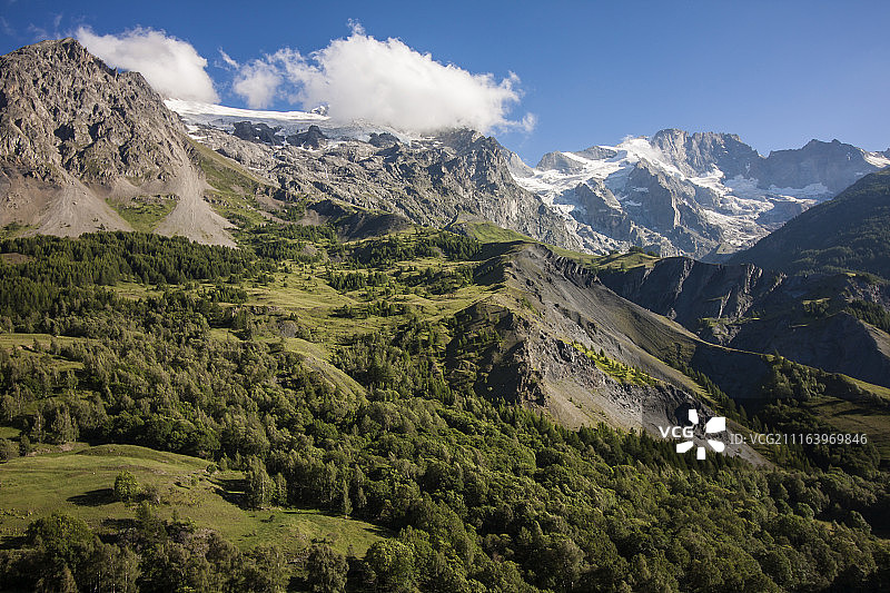 宁静的山脉景色图片素材