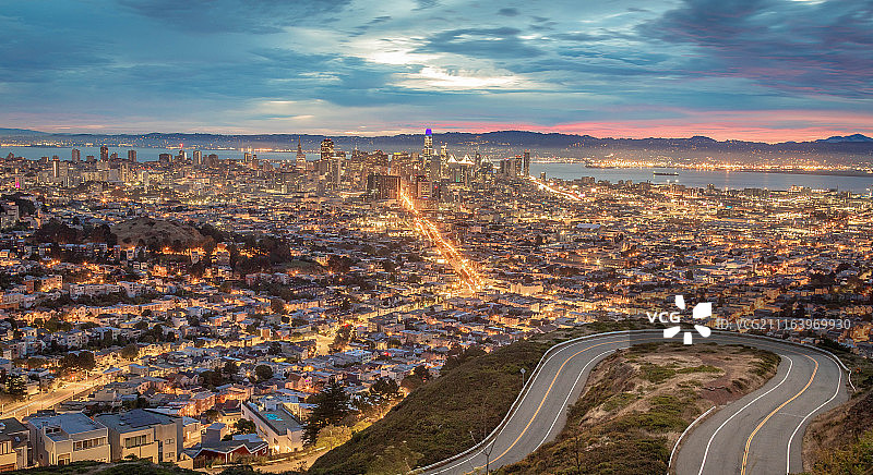 黎明的城市灯光图片素材