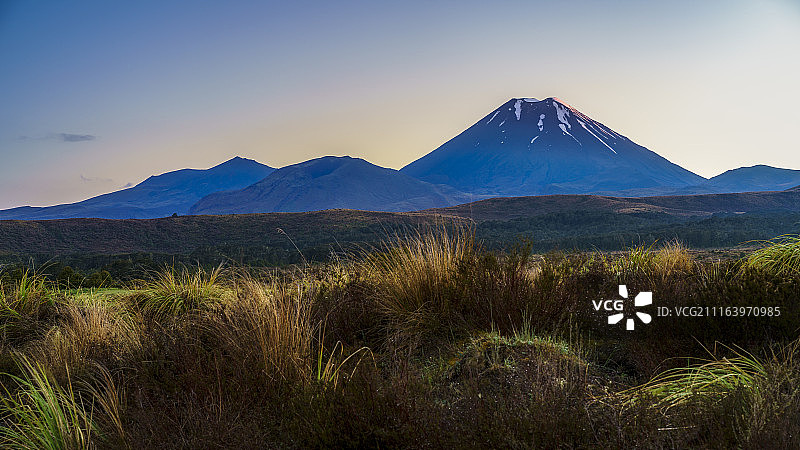 日出时分的瑙鲁赫伊锥火山，新西兰图片素材