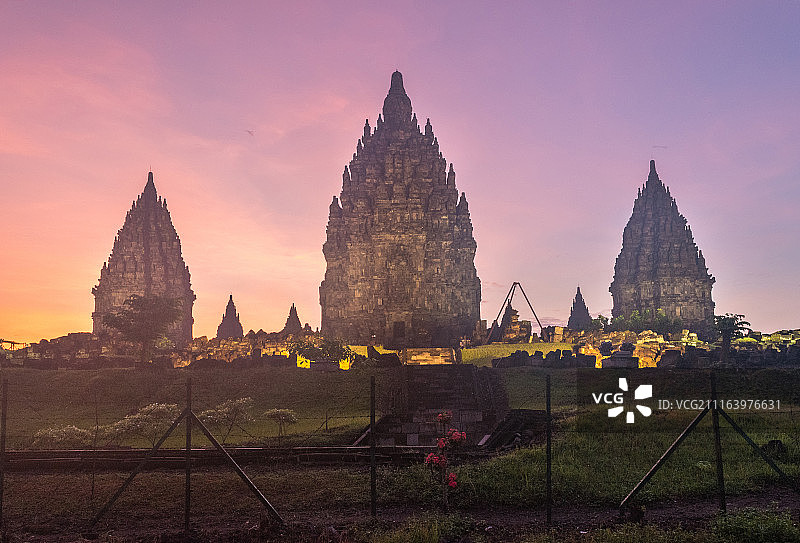 黎明时分的普兰巴南寺庙图片素材