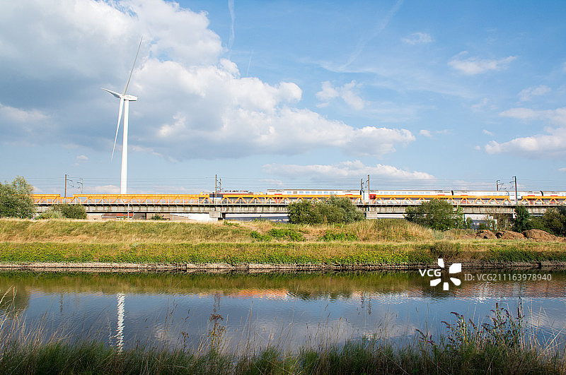 俯瞰运河的风力涡轮机和铁路图片素材