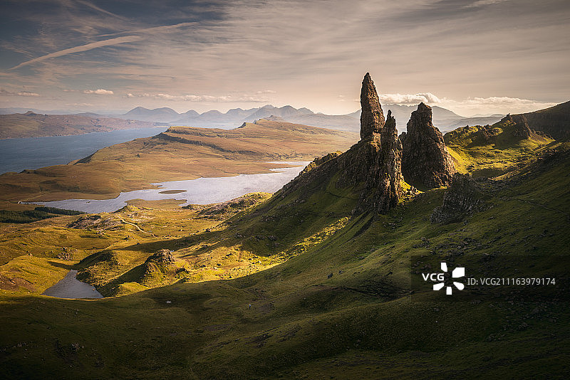 壮丽天空下的高地场景图片素材