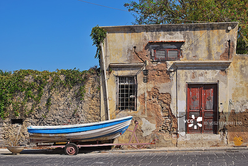 老房子前的渔船图片素材