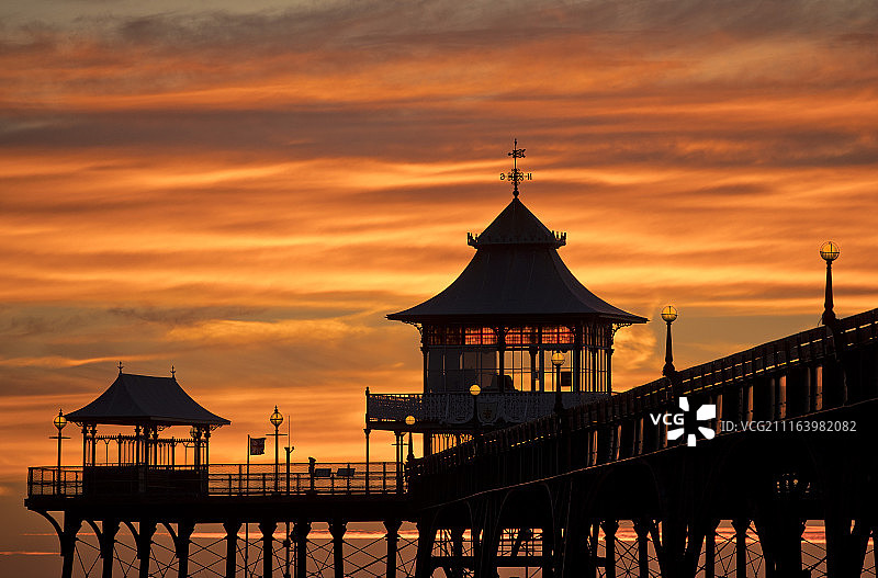日落时分的码头剪影图片素材