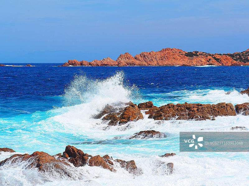 海浪拍打着岩石海岸图片素材