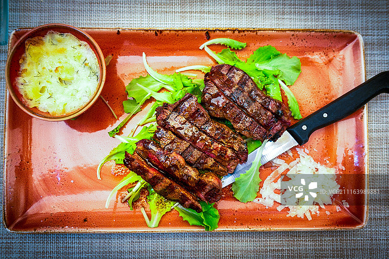 意式传统塔利亚塔牛排配帕尔马干酪和沙拉图片素材