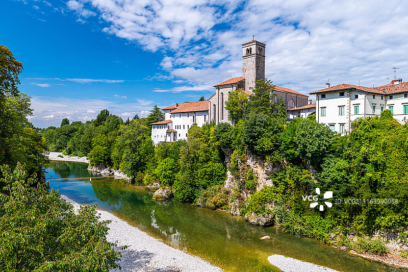 河上的城镇建筑景观图片素材