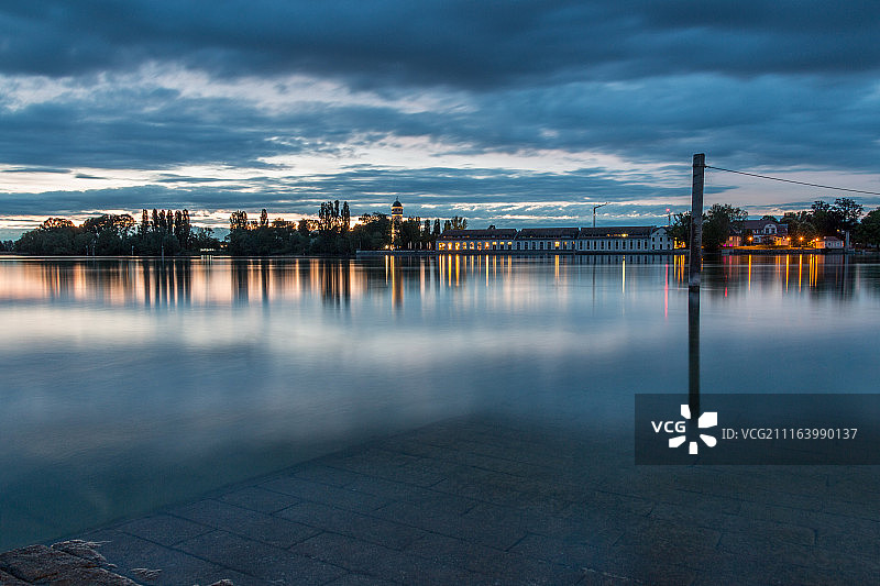 湖泊和海岸线上灯火通明的城镇景色图片素材