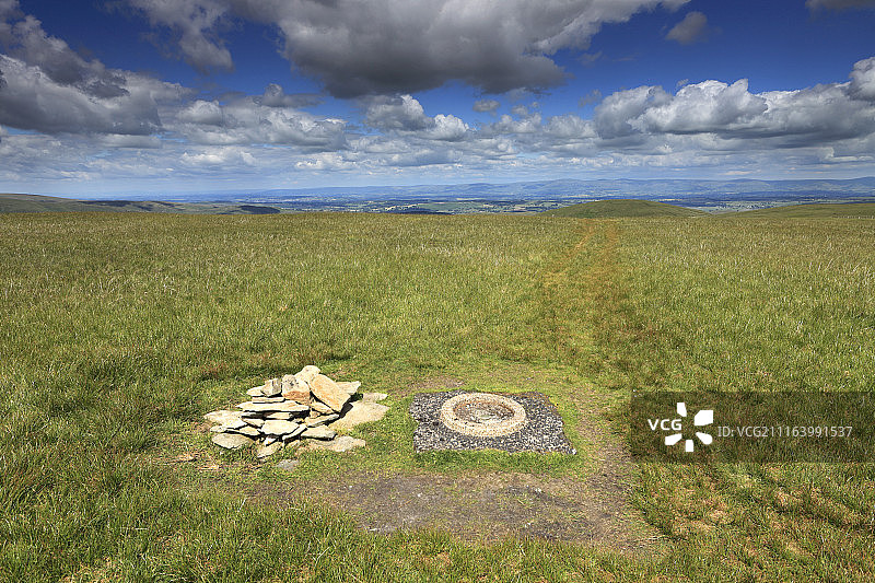 布兰斯特里山顶石堆景观图片素材