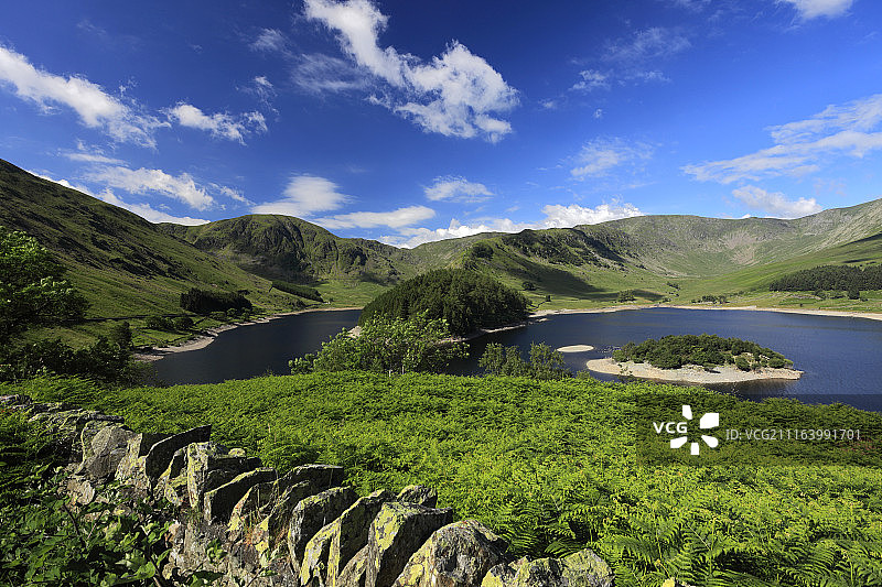 岩石围栏、树木与湖中岛屿景观图片素材