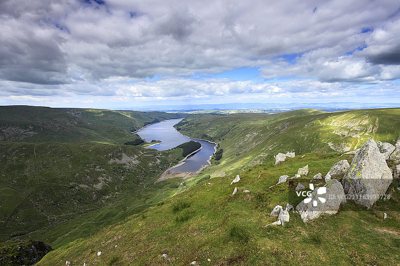 山顶岩石和山谷湖泊景观图片素材