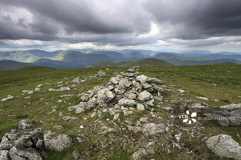 连绵起伏的草原岩石景观图片素材
