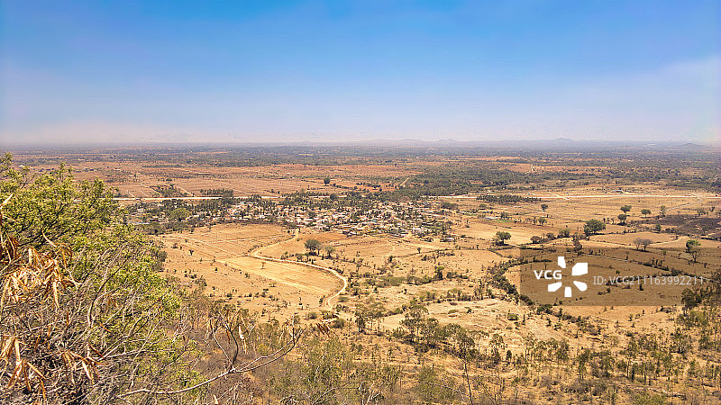 以村庄为背景的乡村田野图片素材