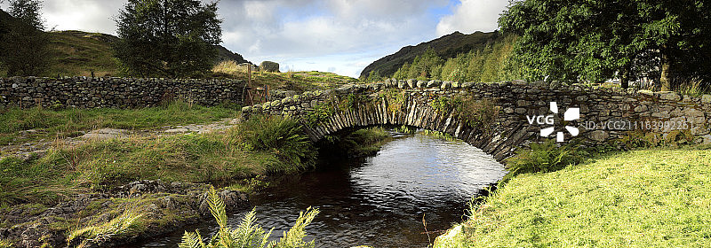 小溪上的石桥图片素材