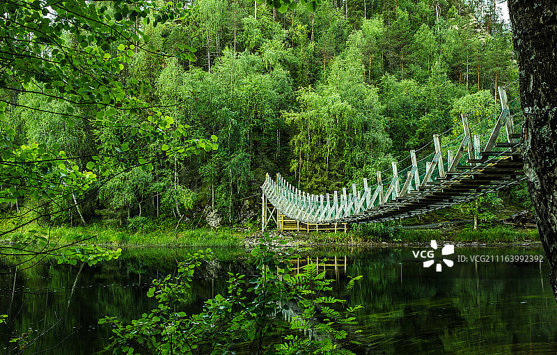河流上的悬索桥图片素材