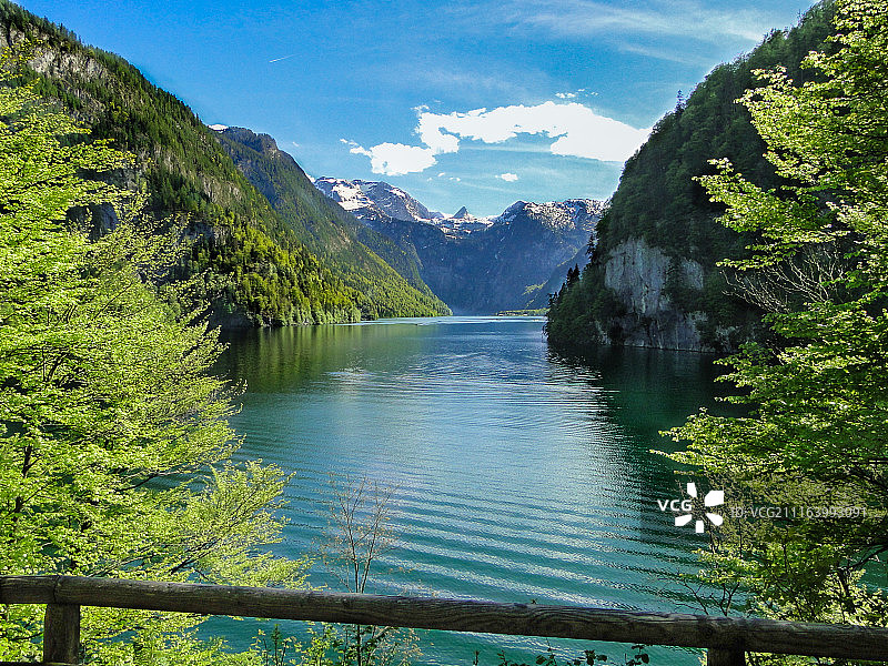山脚下的湖泊图片素材