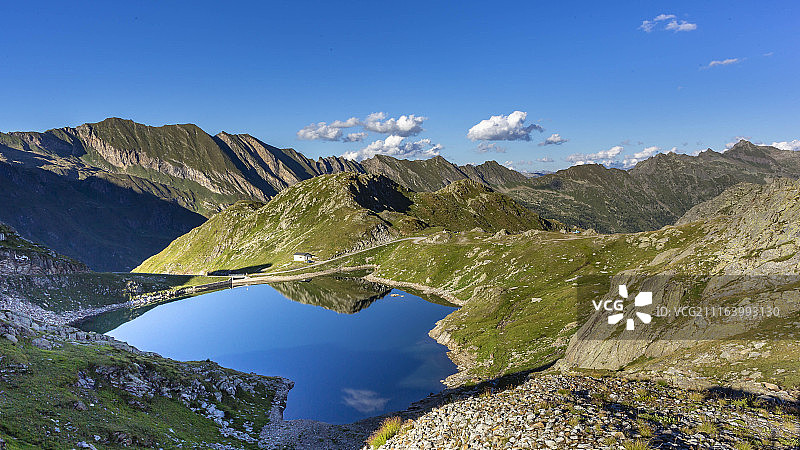 池塘山地景观风光图片素材