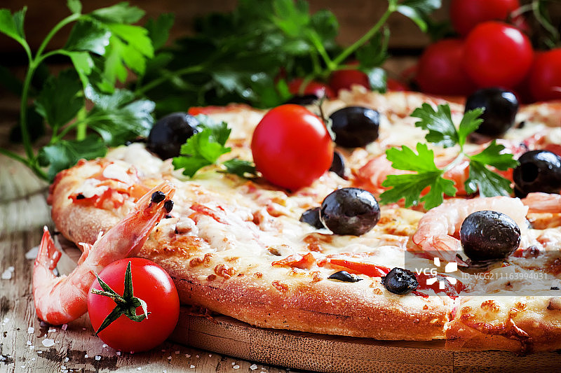 配橄榄的自制披萨图片素材